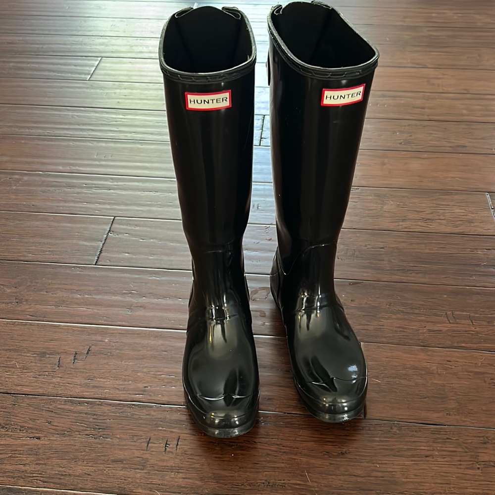 Size 9 Tall Gloss Hunter Rain Boots - Picture 1 of 3